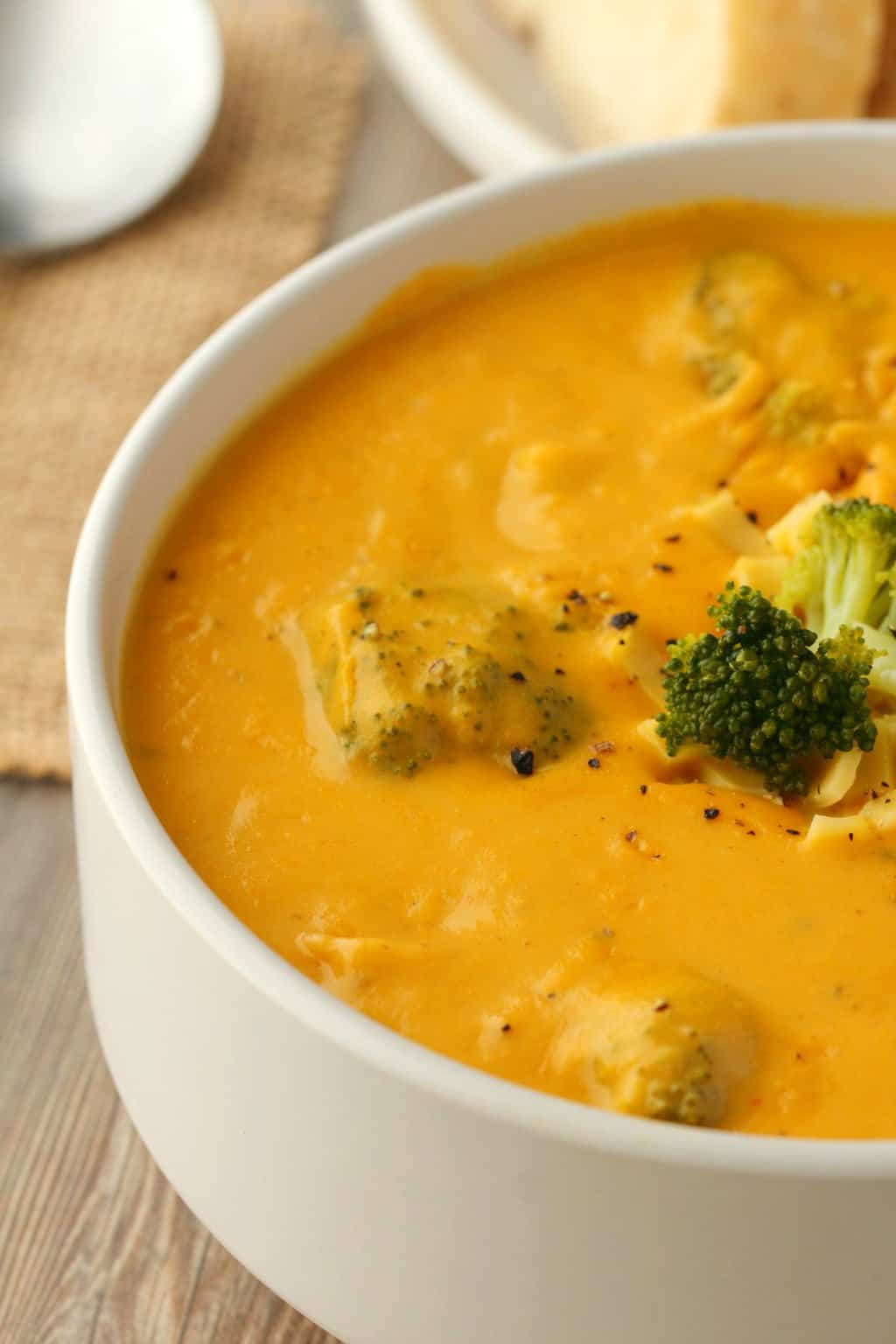 Soupe de fromage au brocoli végétalien dans un bol blanc. 