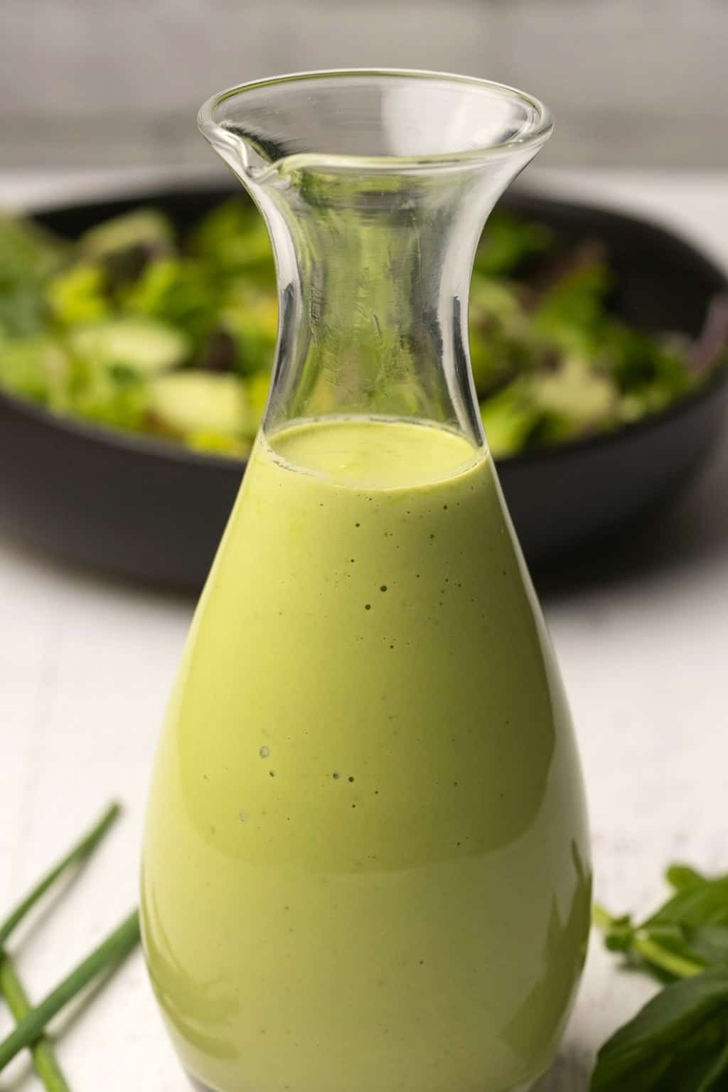 Vinaigrette aux noix de cajou dans un récipient en verre. 