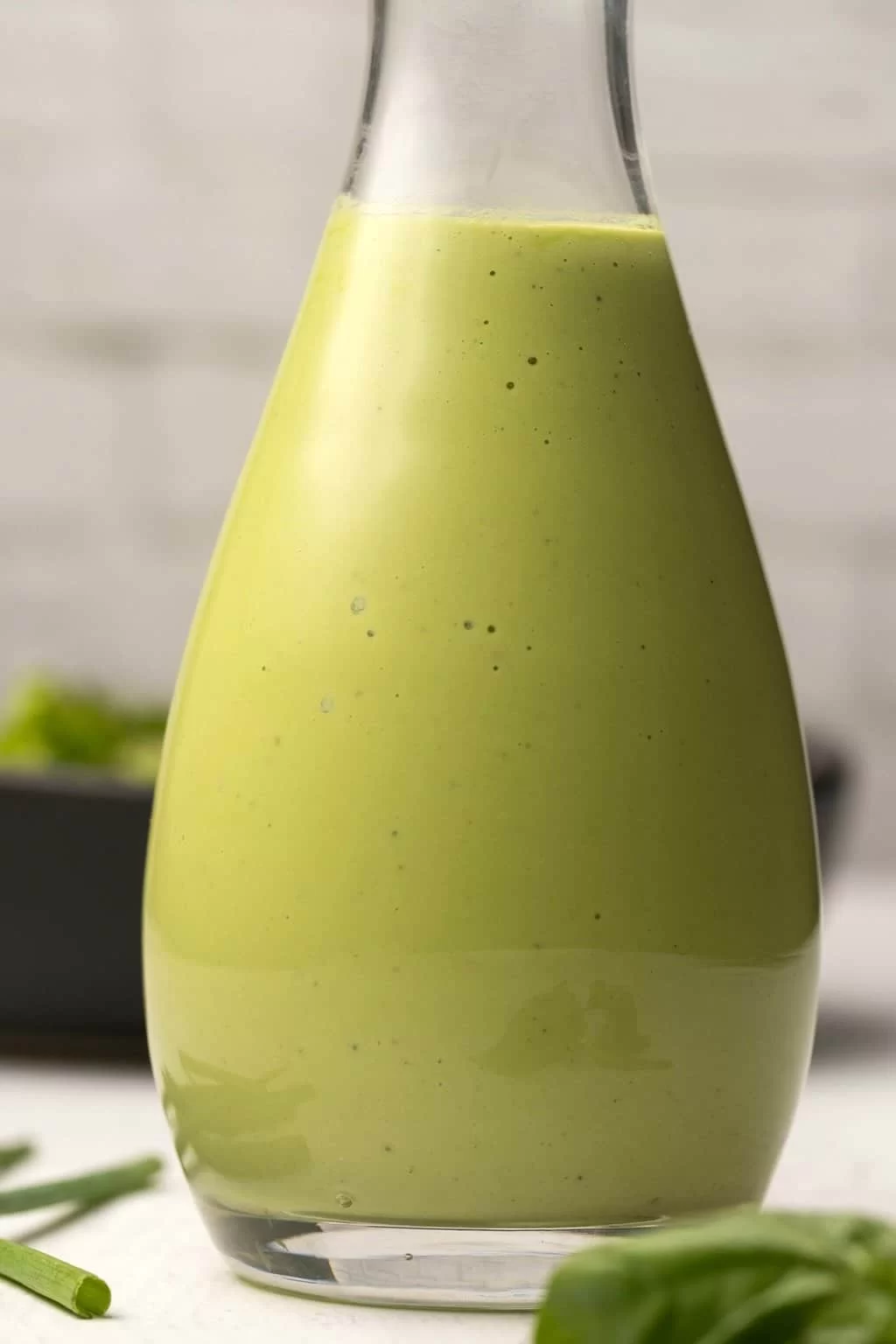 Vinaigrette aux noix de cajou dans un récipient en verre. 