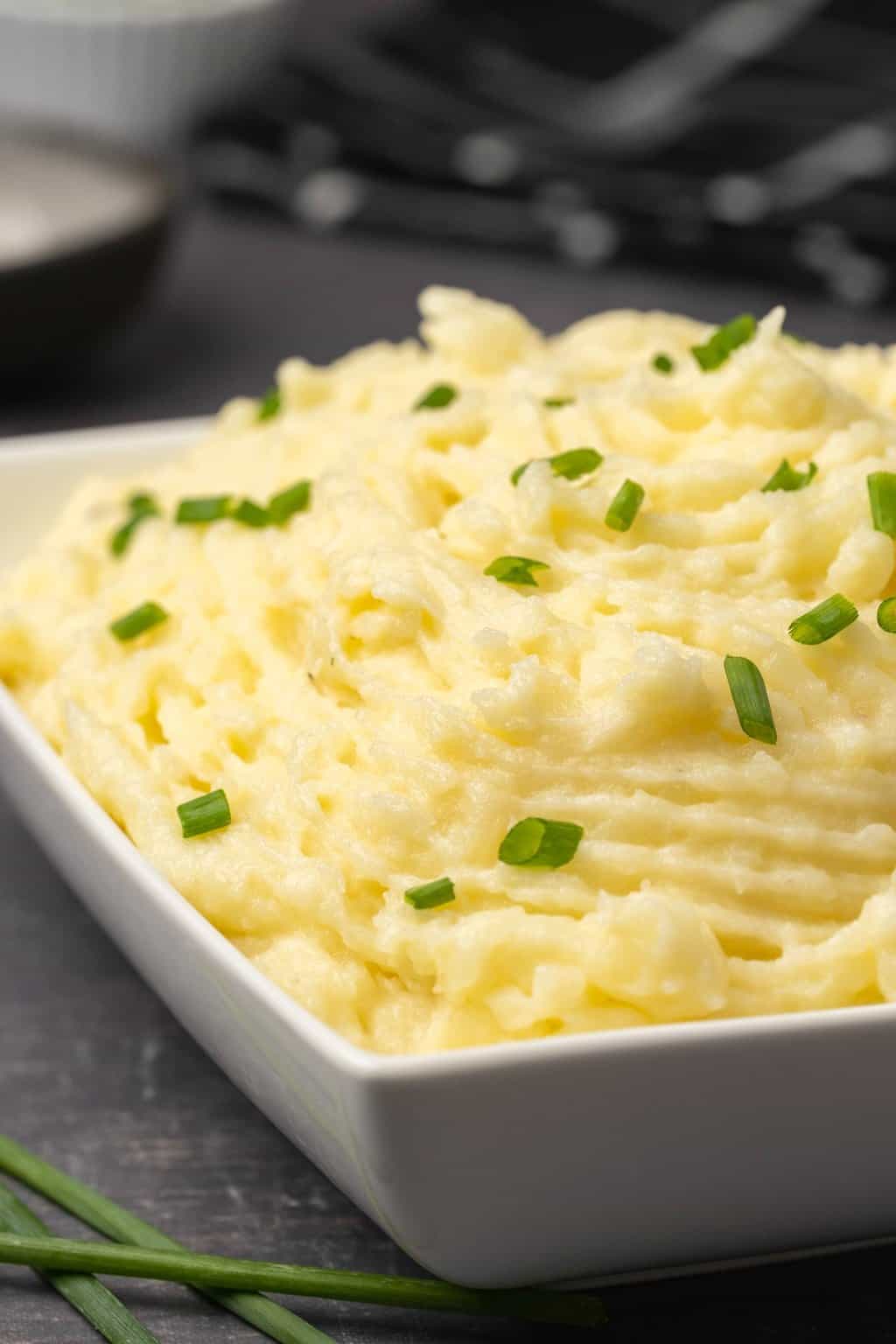 Purée de pommes de terre végétalienne garnie de ciboulette hachée. 