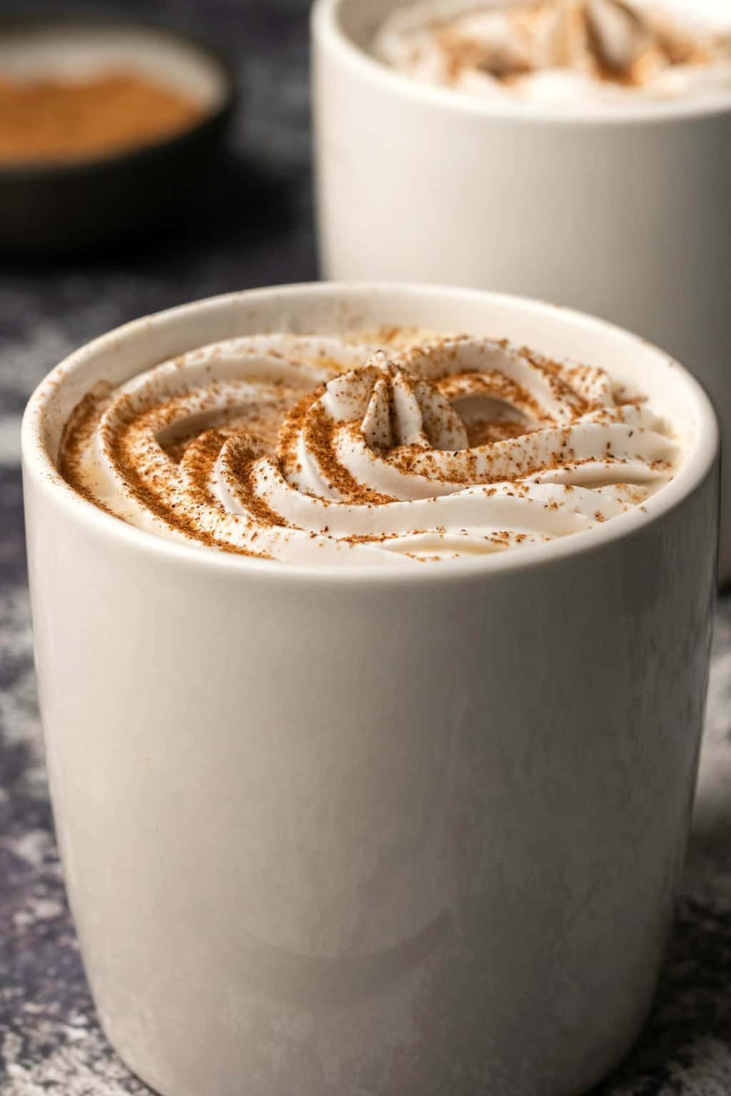Latte végétalien aux épices de citrouille dans une tasse blanche. 
