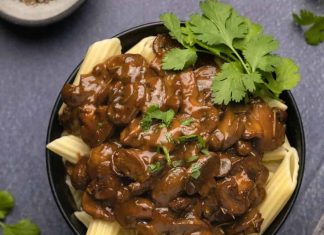 Sauce aux champignons sans produits laitiers – Loving It Vegan Sauce aux champignons sans produits laitiers sur penne dans des bols noirs.