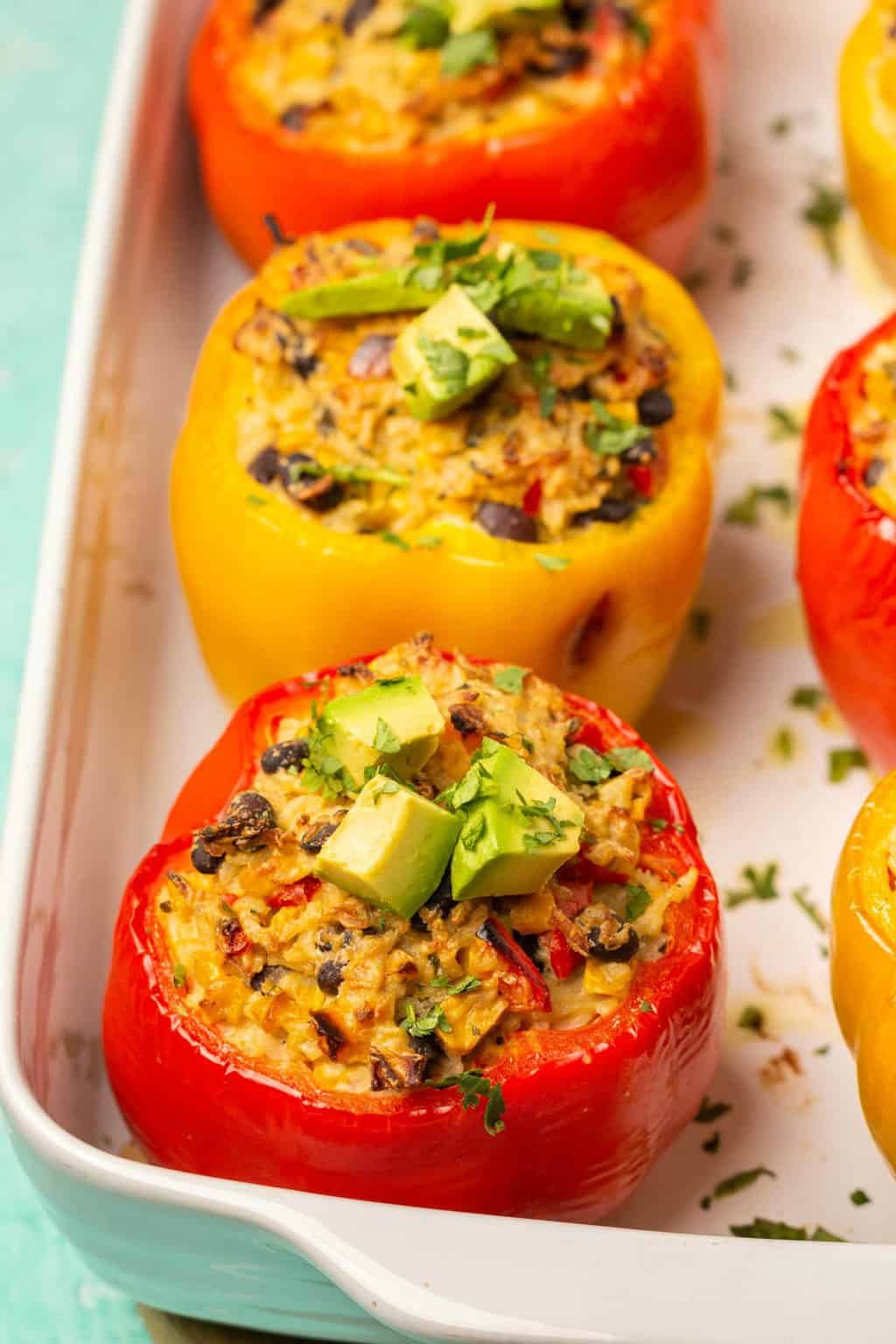 Poivrons farcis végétaliens dans un plat blanc.