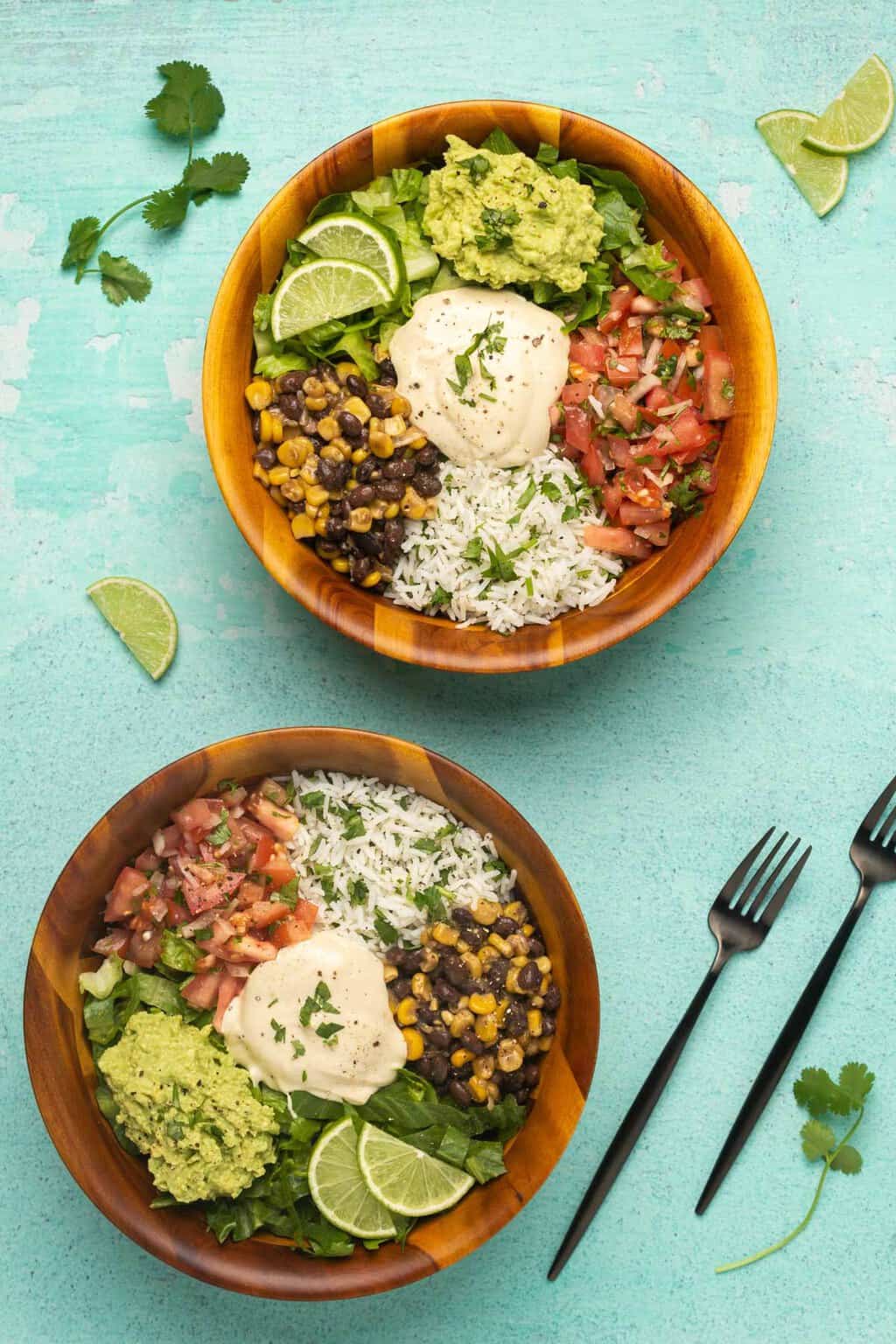 Bols à burrito végétaliens garnis de coriandre hachée.