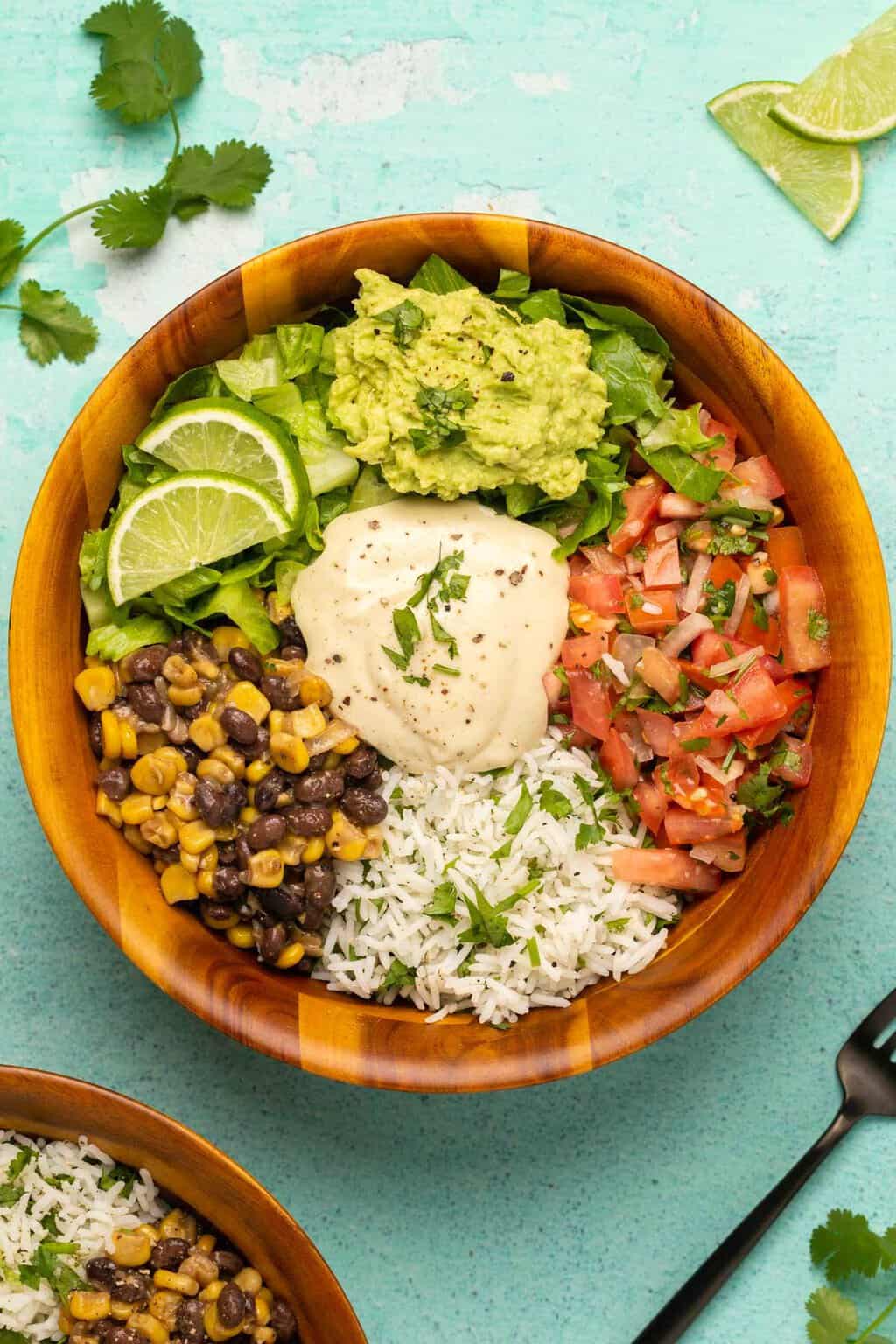 Bols à burrito végétaliens garnis de coriandre hachée et de citron vert frais.