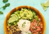 Bols Burrito Vegan – Aimer Vegan Bols à burrito végétaliens avec riz à la coriandre, haricots noirs et maïs, pico de gallo, laitue, guacamole et crème sure végétalienne.