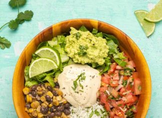 Bols Burrito Vegan – Aimer Vegan Bols à burrito végétaliens avec riz à la coriandre, haricots noirs et maïs, pico de gallo, laitue, guacamole et crème sure végétalienne.