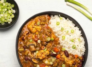 Vegan Gumbo – Lilypop Gombo végétalien avec du riz dans un bol noir.