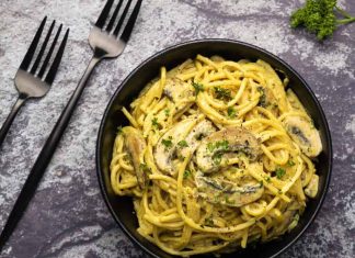 Vegan Carbonara – Lilypop Carbonara végétalienne garnie de persil haché dans des bols noirs.