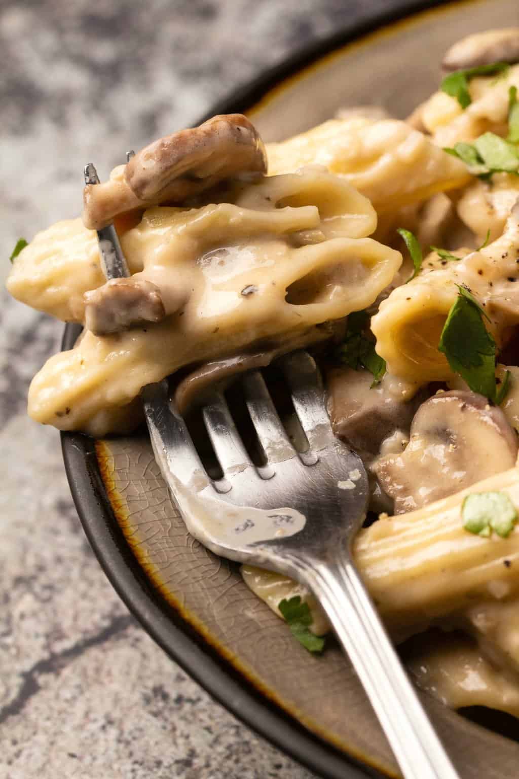Une fourchette de pâtes aux champignons végétaliennes.