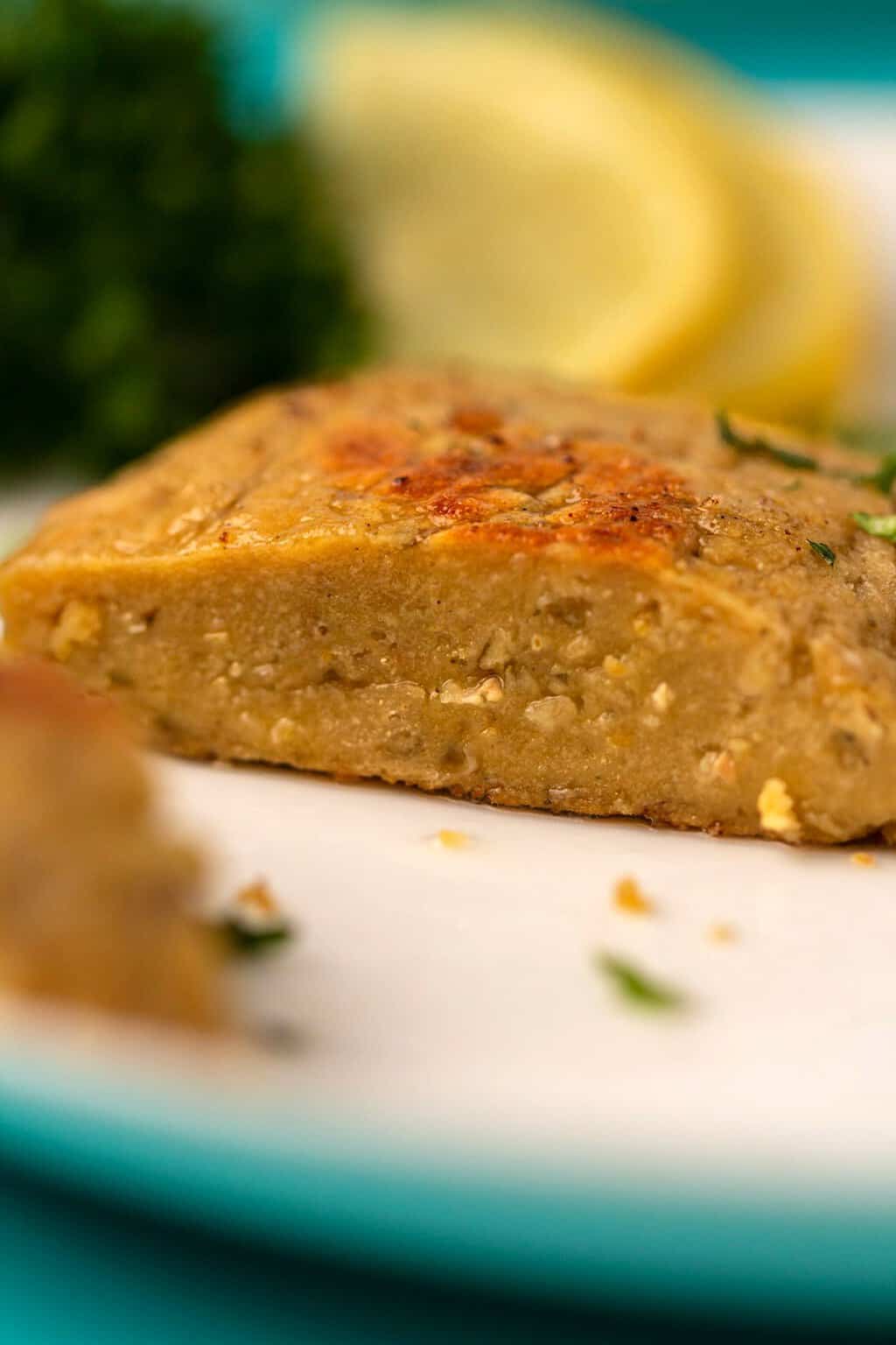 Filet de poulet végétalien sur une plaque blanche.