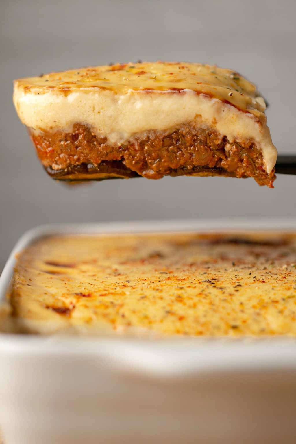 Une tranche de moussaka végétalienne sur une spatule.