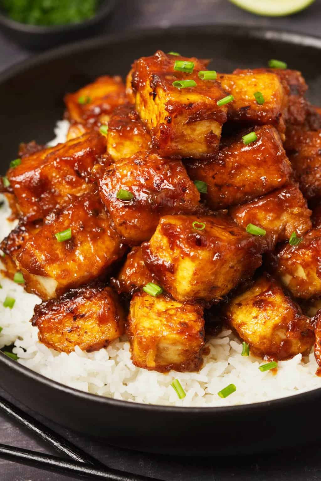 Le tofu du général Tso servi sur du riz basmati avec de la ciboulette hachée. 