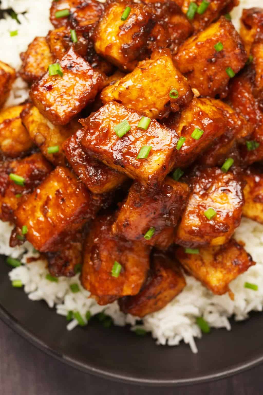 Tofu du Général Tso servi avec du riz basmati et de la ciboulette hachée. 