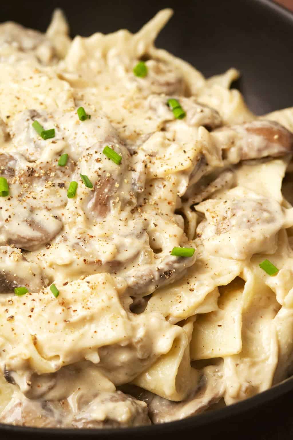 Stroganoff aux champignons végétaliens dans un bol noir.