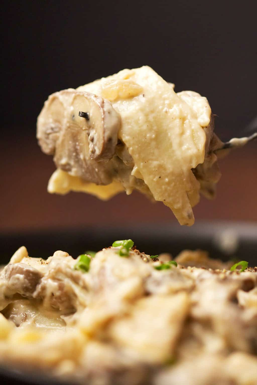 Une fourchette de stroganoff aux champignons végétaliens.
