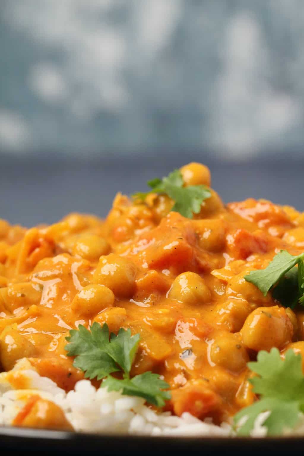 Curry végétalien servi sur du riz basmati dans un bol noir.