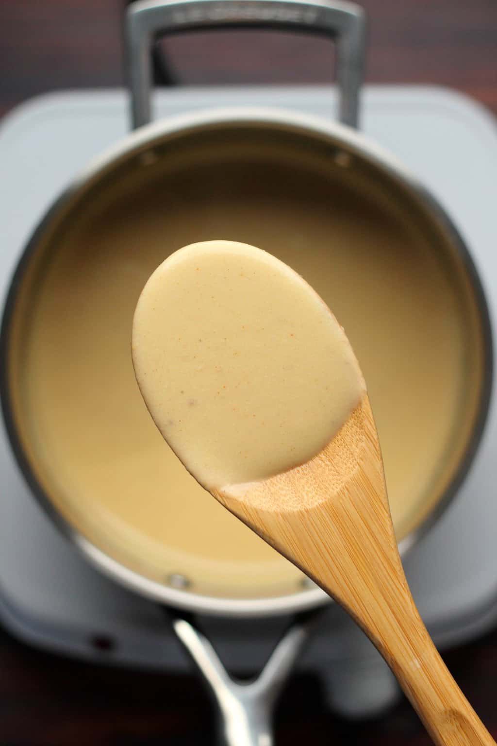 Sauce au fromage végétalienne dans une casserole. 