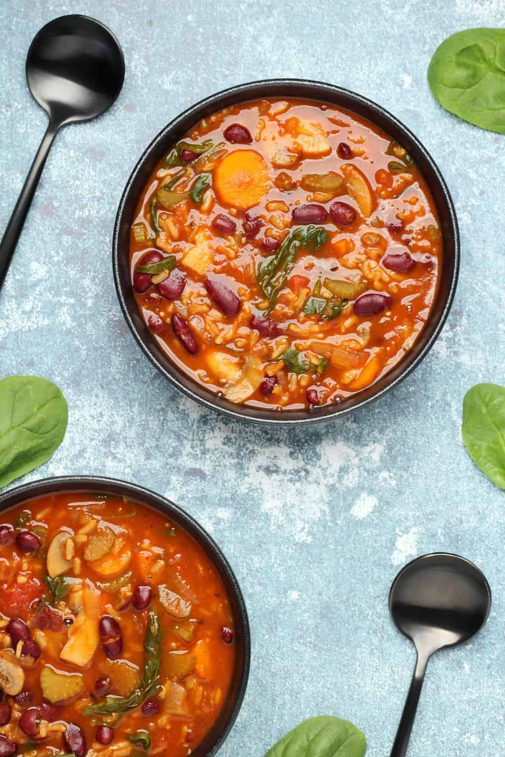 Soupe minestrone végétalienne dans un bol noir.