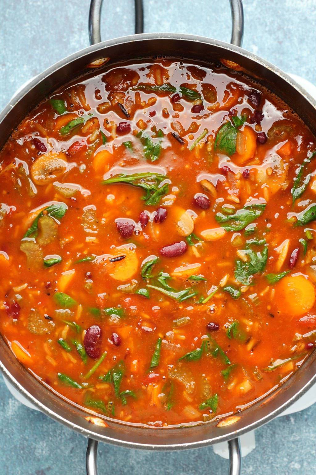 Soupe minestrone végétalienne dans un grand pot noir.