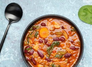 Soupe Vegan Minestrone – Aimer Vegan Soupe minestrone végétalienne dans un bol noir.