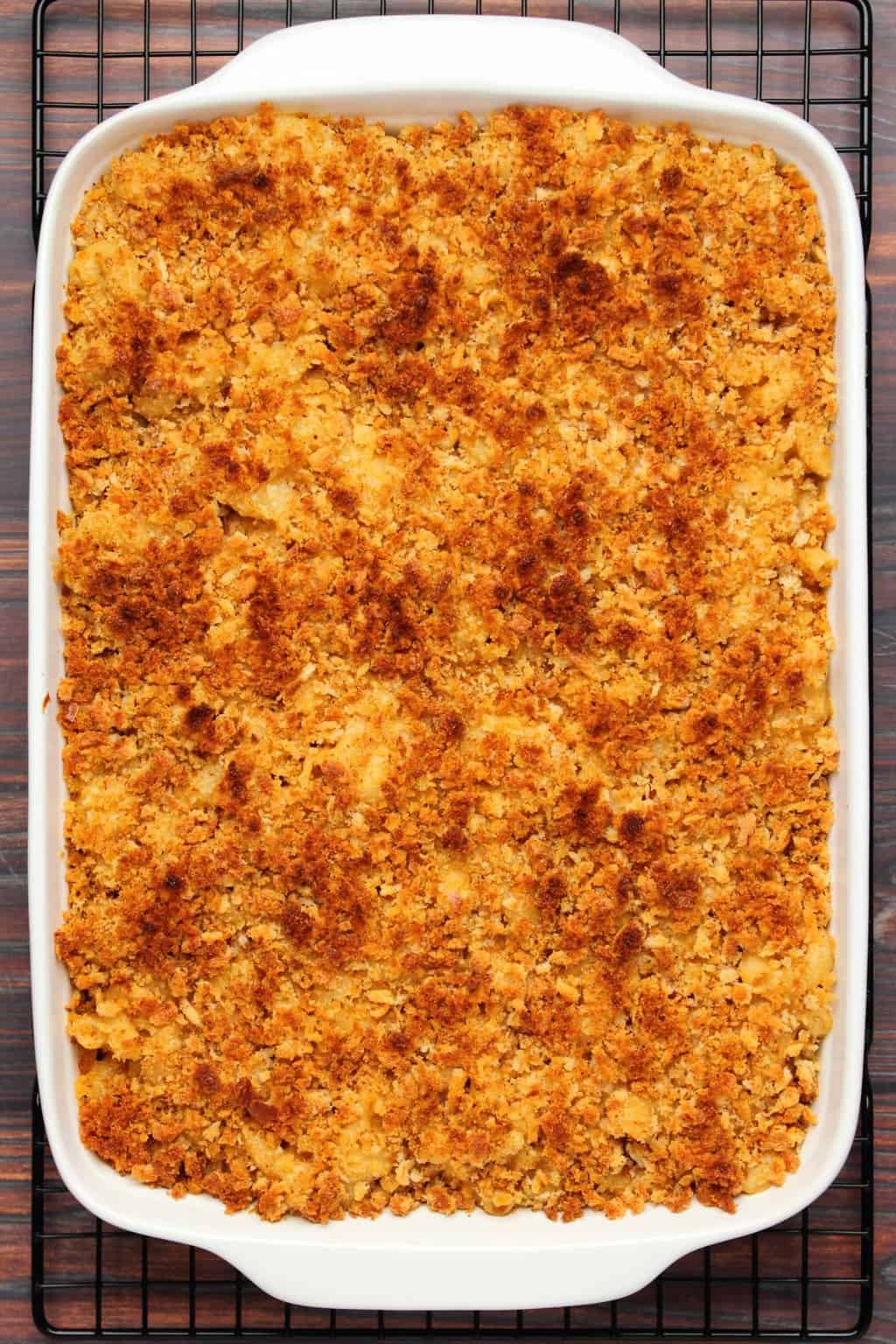 Macaroni au fromage végétalien Mac et fromage végétalien fraîchement cuits dans un plat blanc.