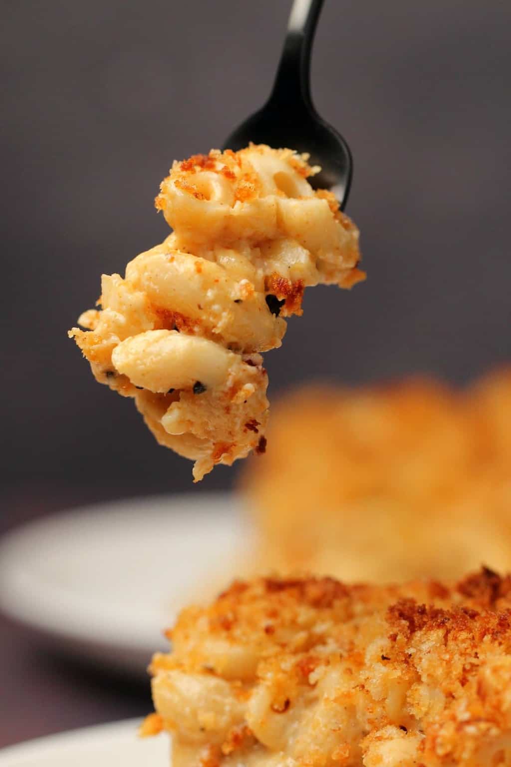 Macaroni au fromage végétalien au four Une fourchette de macaroni au fromage végétalien.