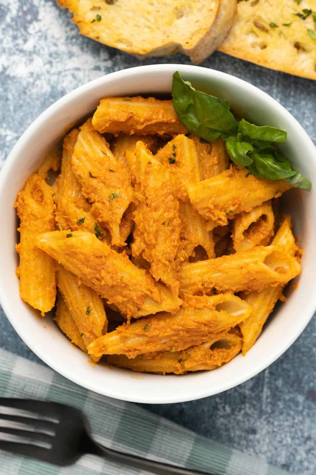 Pesto de tomates séchées au soleil avec penne dans un bol blanc.