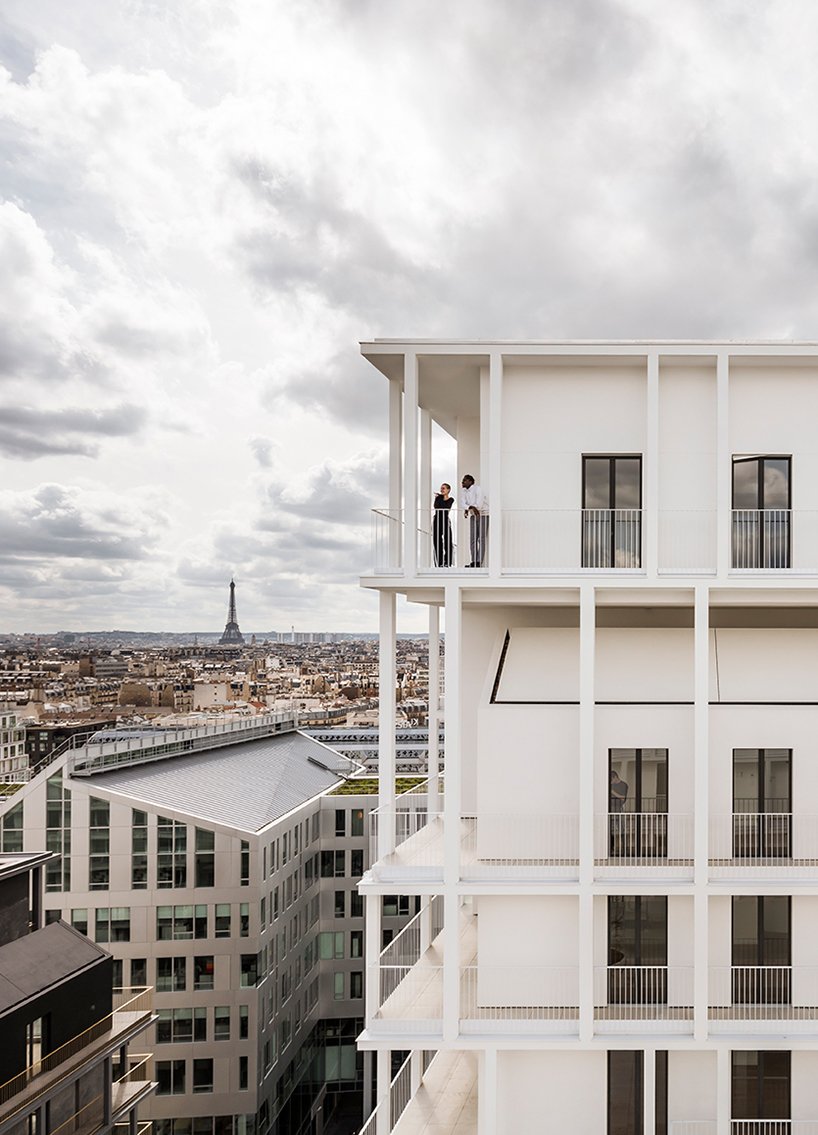 un exosquelette en béton blanc encadre le complexe résidentiel de l'AAVP à Paris designboom