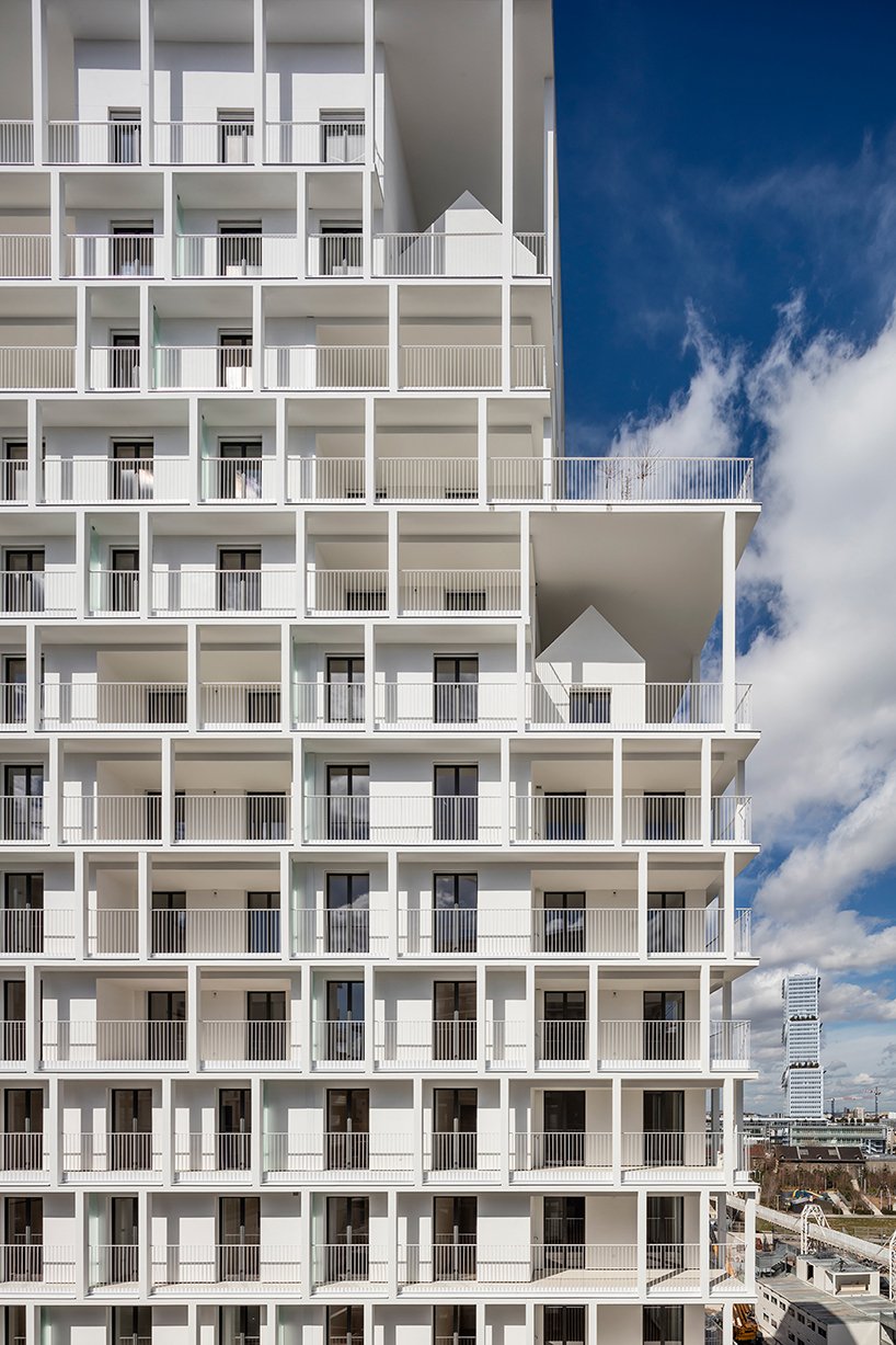 un exosquelette en béton blanc encadre le complexe résidentiel de l'AAVP à Paris designboom