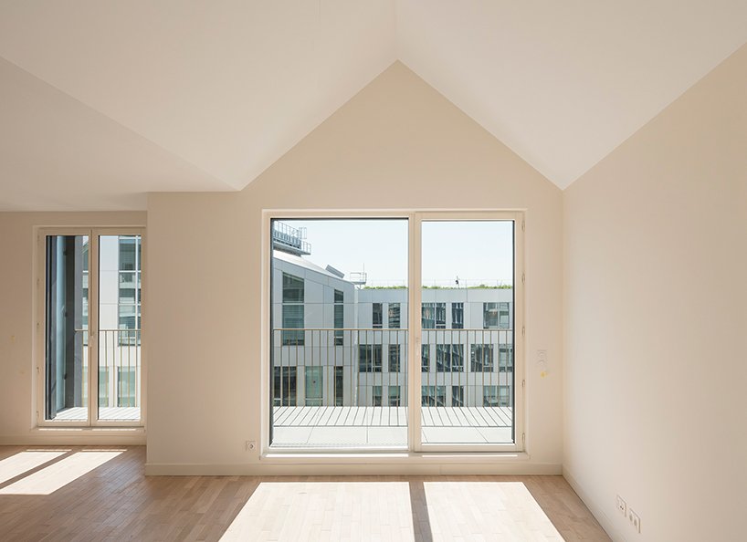 un exosquelette en béton blanc encadre le complexe résidentiel de l'AAVP à Paris designboom