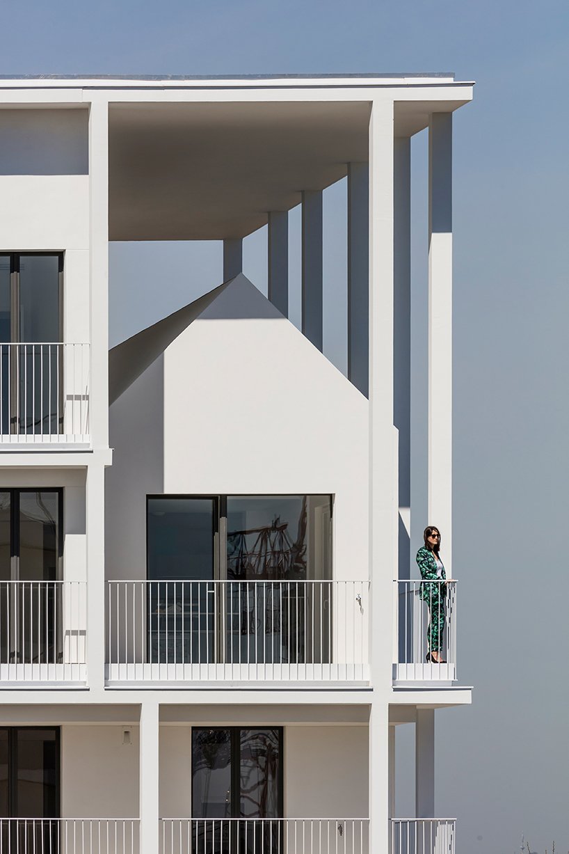 un exosquelette en béton blanc encadre le complexe résidentiel de l'AAVP à Paris designboom