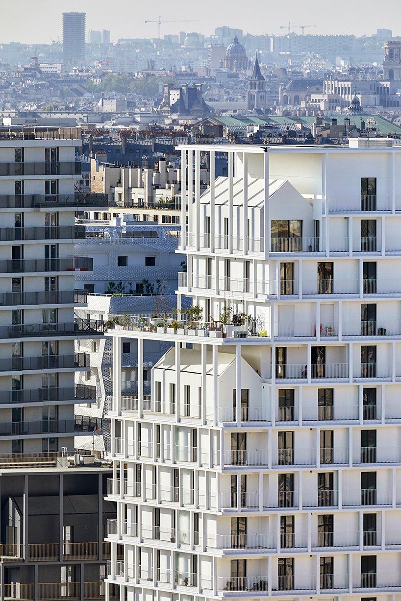 un exosquelette en béton blanc encadre le complexe résidentiel de l'AAVP à Paris designboom