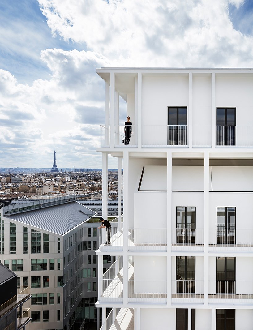un exosquelette en béton blanc encadre le complexe résidentiel de l'AAVP à Paris designboom
