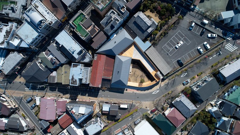  naf architect & design clôt une école maternelle de «petit étang» à tokyo avec une façade en bois courbé