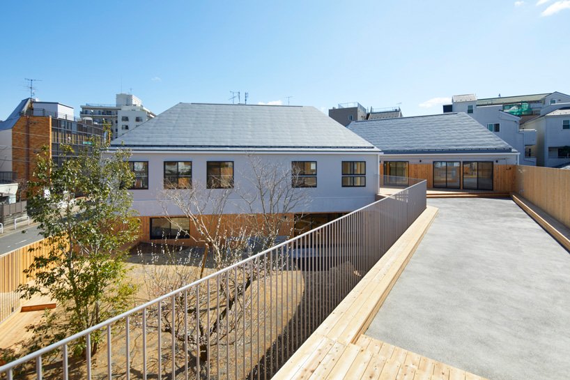 naf architect & design clôt une école maternelle de «petit étang» à tokyo avec une façade en bois courbé