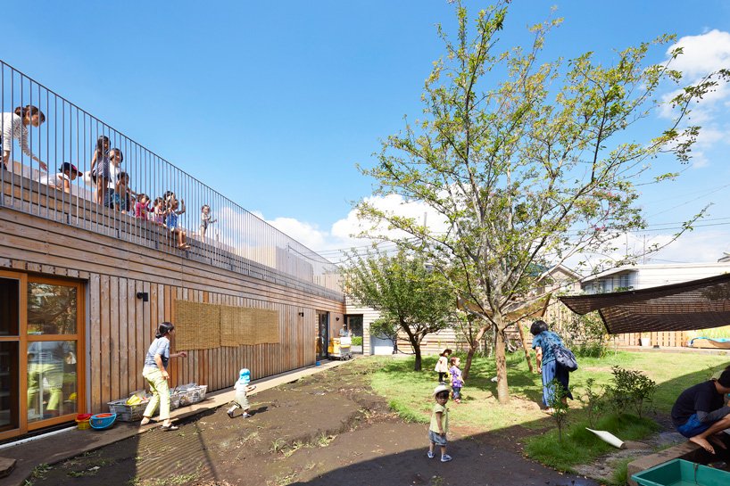 naf architect & design clôt une école maternelle de «petit étang» à tokyo avec une façade en bois courbé