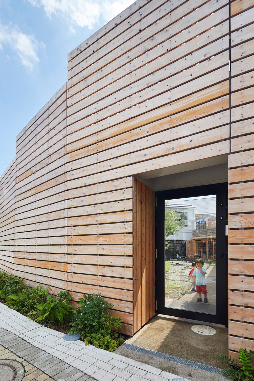 naf architect & design clôt une école maternelle de «petit étang» à tokyo avec une façade en bois courbé