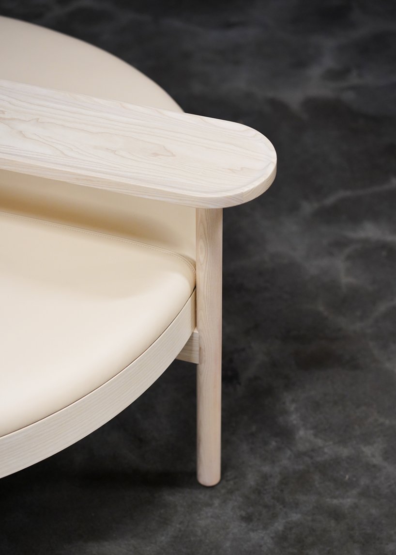 kauppi & kauppi conçoit la collection hygge de poufs en bois avec accessoires complémentaires