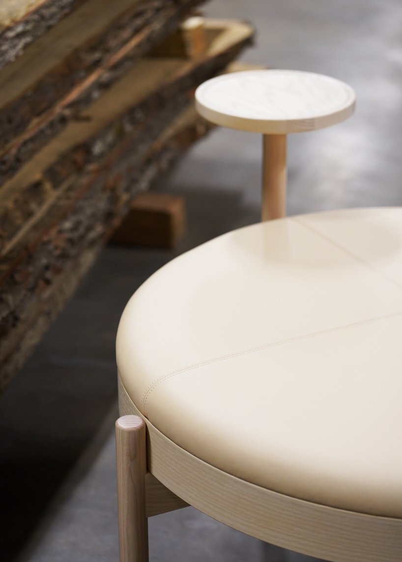 kauppi & kauppi conçoit la collection hygge de poufs en bois avec accessoires complémentaires