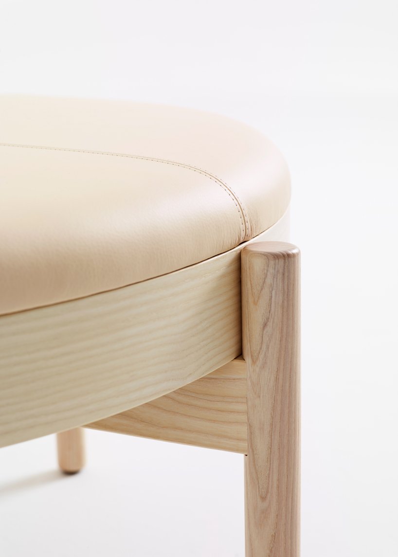 kauppi & kauppi conçoit la collection hygge de poufs en bois avec accessoires complémentaires