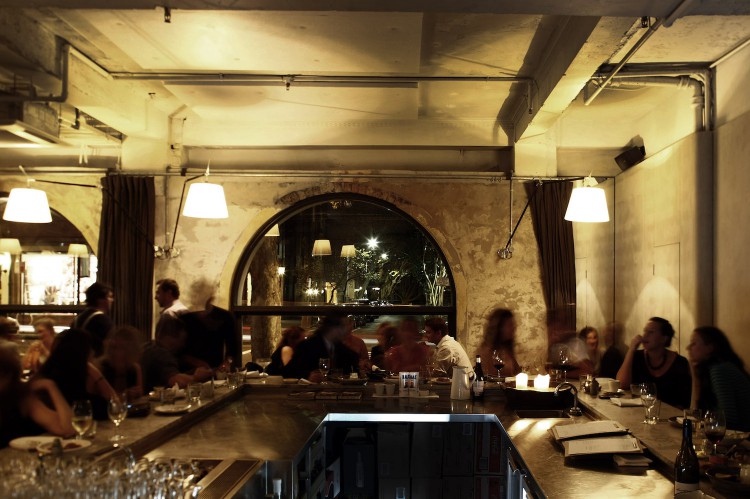 derrière le bar