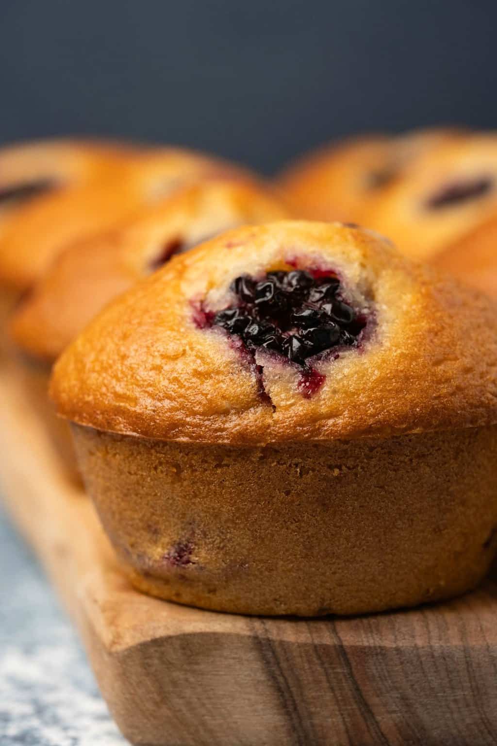 Muffins végétaliens aux mûres sur une planche de bois.