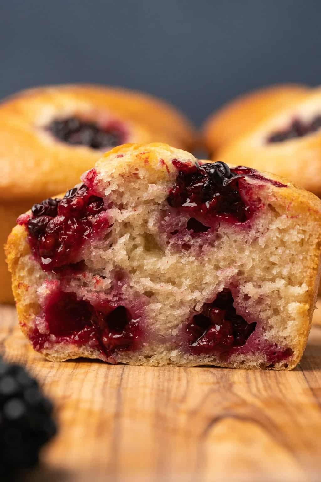 Muffin vegan aux mûres coupé en deux pour montrer le centre.