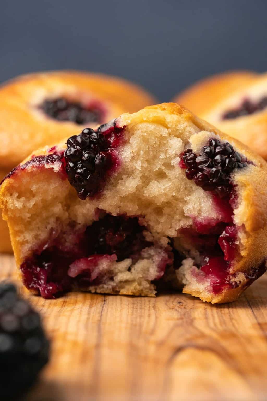 Un muffin aux mûres cassé en deux pour montrer le centre.
