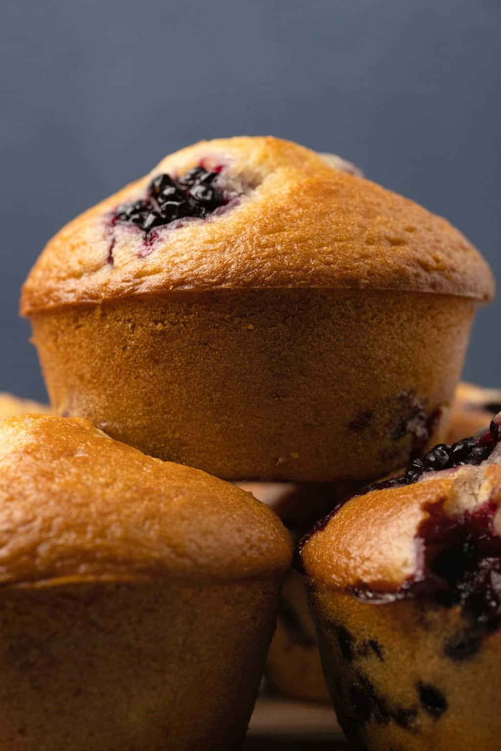 Muffins végétaliens aux mûres en pile.