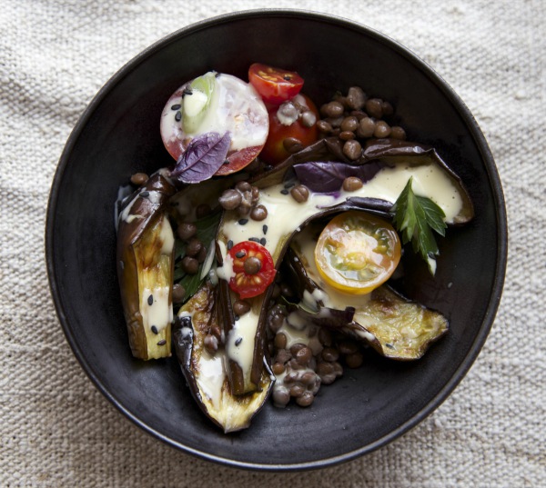 Salade d'aubergines rôties avec vinaigrette miso piquante 5 
