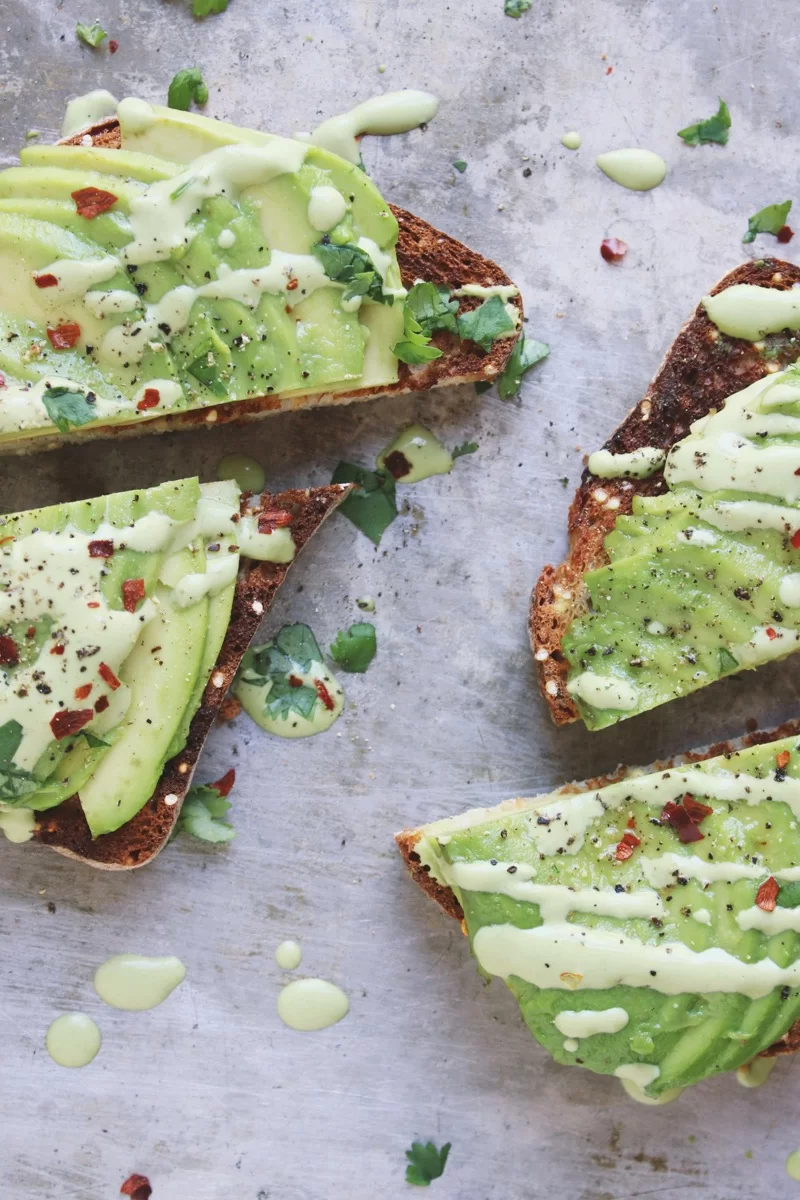 avocat-toast-lime-coriandre-sauce-2 