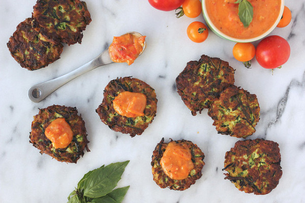Beignets de courgettes sans grains avec compote d'ail et de tomates anciennes 2