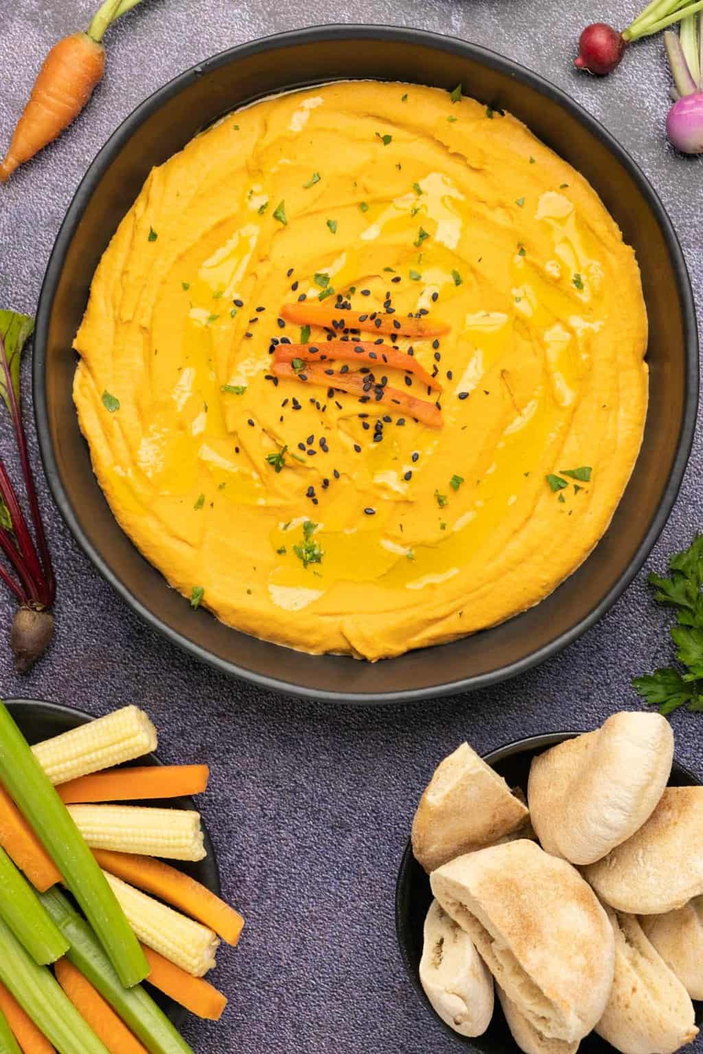 Houmous de poivron rouge rôti dans un bol noir.